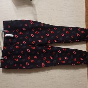 TORRID PLUS SIZE SLIM FIX TECHNOLOGY PIXIE PANT: BLACK/LIP PRINT: NWT: 2